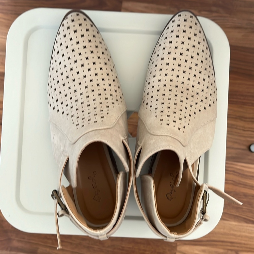 Women’s size 10 Qupid cream booties